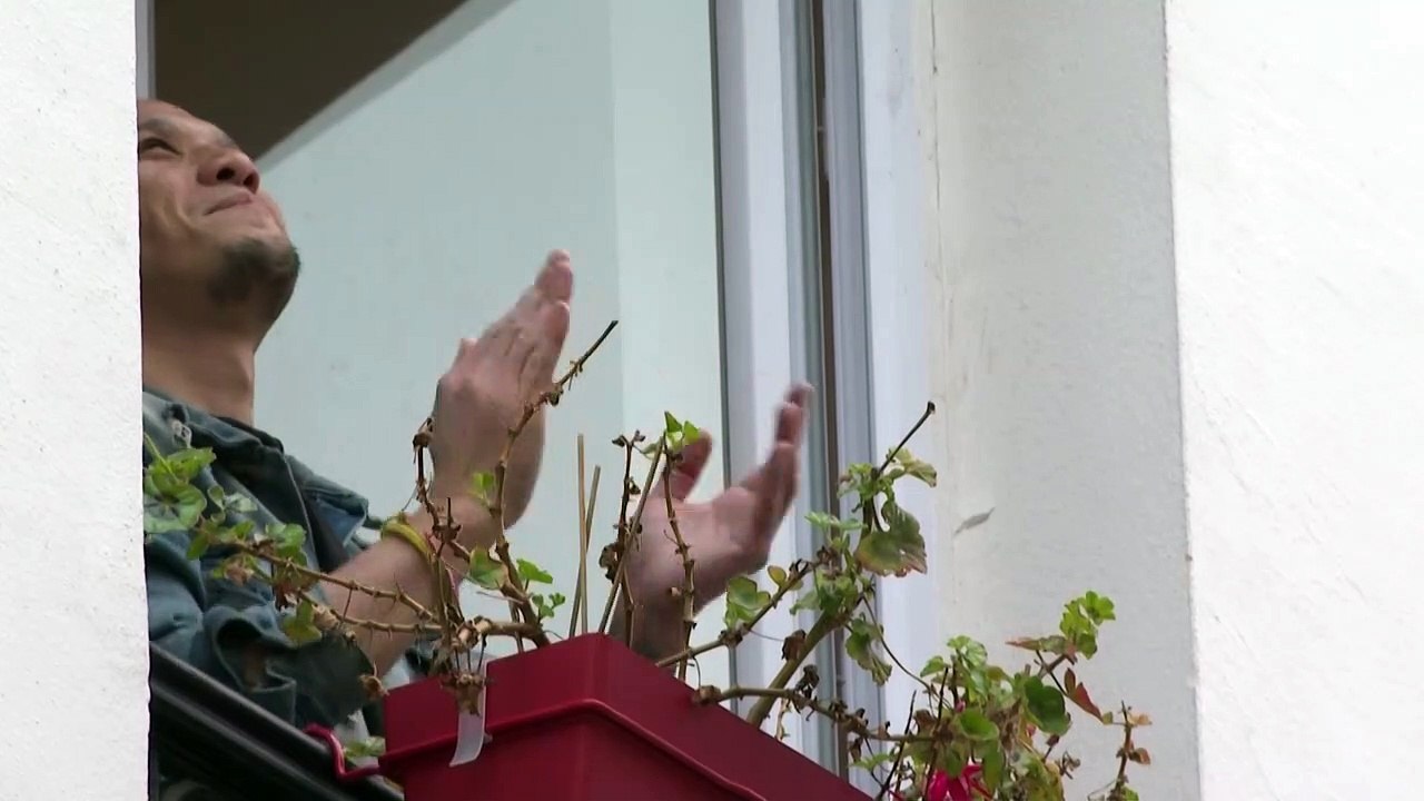 Parisians take to their balconies for quizzes to pass the time under confinement