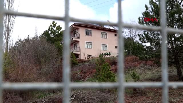 Uşak'ın Banaz ilçesinde karantinadaki köyün girişlerine bariyerle önlem -EK