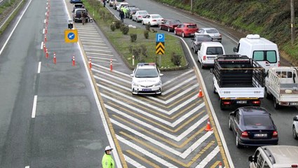 Çay hasadı için gelenler Rize'deki arama noktalarında uzun kuyruklar oluşturdu