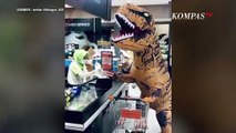 Tingkah Lucu Warga  62 Pakai Kostum Dinosaurus Belanja di Tengah Corona