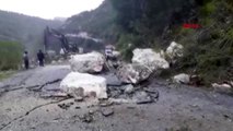 MERSİN Tarsus'ta kopan kayalar yolu kapattı