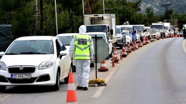 'Gelmeyin' uyarılarına rağmen Bodrum'da 25 günde 125 bin araç giriş yaptı