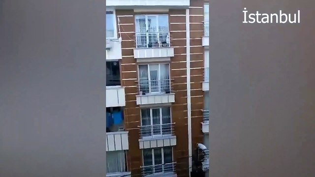 Her sokakta Grup Yorum : Vatandaşlar, ölüm orucunda hayatını kaybeden Helin Bölek'i şarkılarla andı