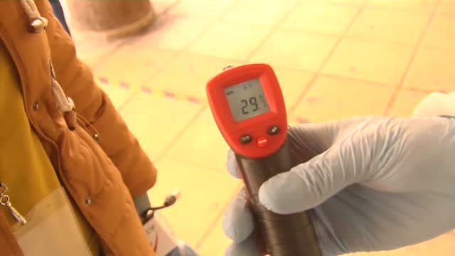 Un supermercado de Torrevieja toma la temperatura a sus clientes en la entrada