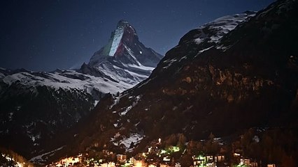 إضاءة جبل ماترهون عند الحدود الإيطالية السويسرية ب"الأمل"