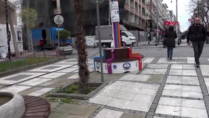 AVCILAR'DA PARKTAKİ BANKTA OTURMAYA DEVAM ETTİLER