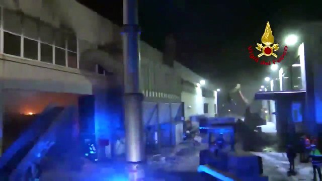 Montebello (VI) - In fiamme ditta stoccaggio rifiuti (03.04.20)