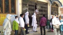 शामली: निकासी के लिए बैंक के बाहर लगी लोगों की कतार