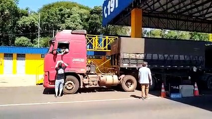 Caminhoneiros recebem marmitas doadas após ação de grupo, no posto da PRF em Cascavel