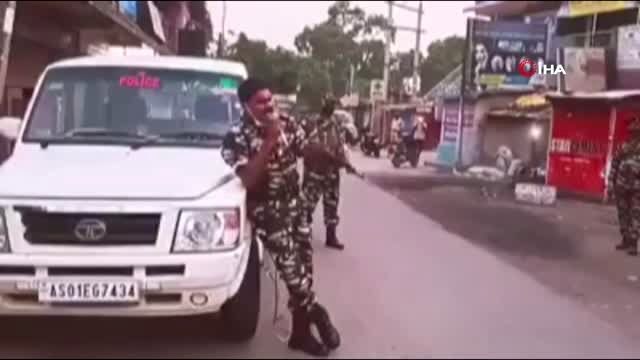 - Dayak atan Hint polisi bu kez sokak sokak gezerek şarkı söyledi- Hint polisi bu kez şarkı...
