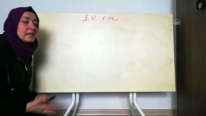 Melike öğretmen masayı okul tahtası yapıp internet üzerinden ders anlattı