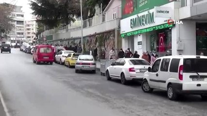 Silivri'de bin TL'lik yardım kuyruğunda sosyal mesafeye detayı