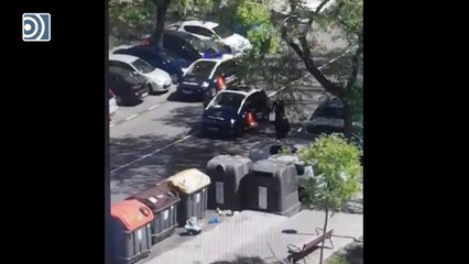 Un individuo descontrolado ataca con dos catanas a varios policías antes de ser detenido