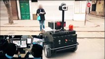 Un “robocop” patrulla las calles de Túnez durante aislamiento