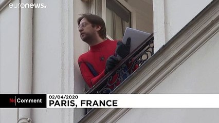 "Questions pour un balcon", le rendez-vous quotidien des habitants confinés du 11ème à Paris
