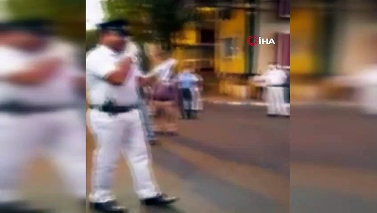 - Dayak atan Hint polisi bu kez sokak sokak gezerek şarkı söyledi- Hint polisi bu kez şarkı söyleyerek vatandaşların sokağa çıkma yasağına uymaları istedi- Ünlü bir şarkının sözlerini değiştirip şarkı söyleyen polis, vatandaşları h...