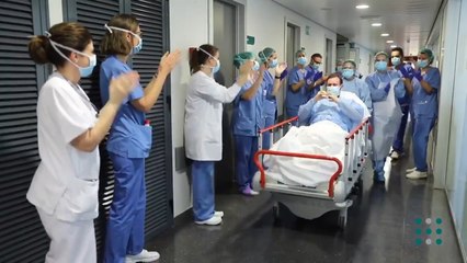 Aplausos a un paciente que llevaba seis días en la UCI