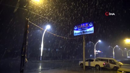 Yüksekova’da nisan ayında lapa lapa kar yağışı