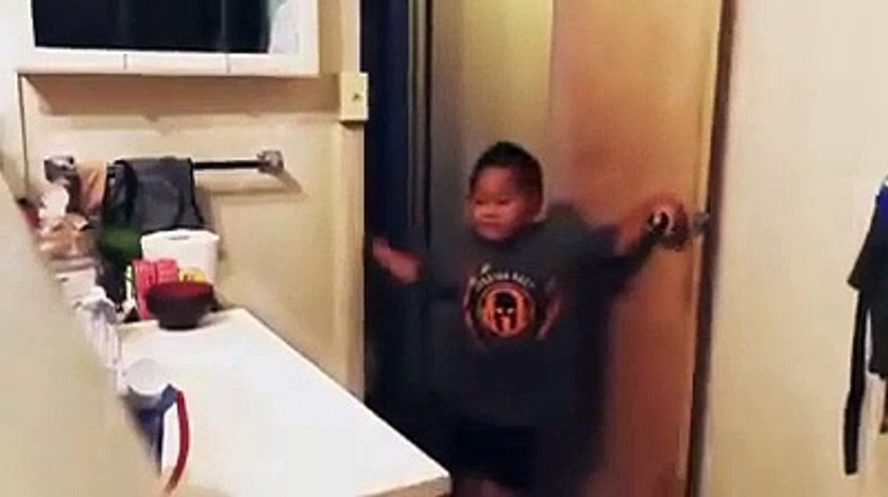 Ce garçon est intransigeant sur le lavage des mains... ça blague pas