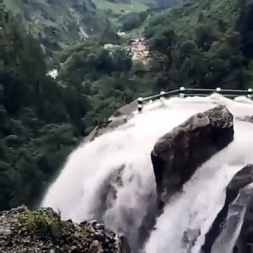 Ce camion emprunte une route inondée très dangereuse en bord de falaise