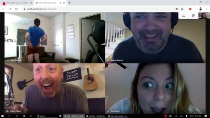 Il oublie de débrancher sa webcam après la réunion... oups
