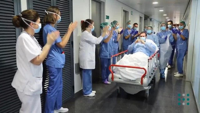 Sanitarios de Son Espases reciben con aplausos a ingresado en UCI