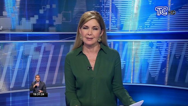 Mujeres confeccionan trajes de bioseguridad para agentes de la Policía Nacional