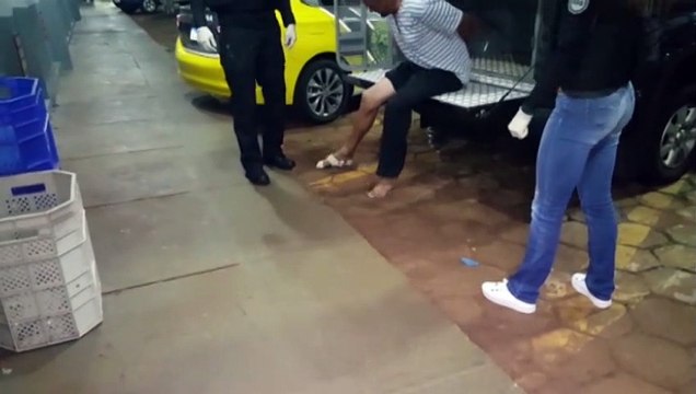 Pais pedem ajuda a policiais que realizavam toque de recolher, pois estavam sendo ameaçados pelo filho com uma faca