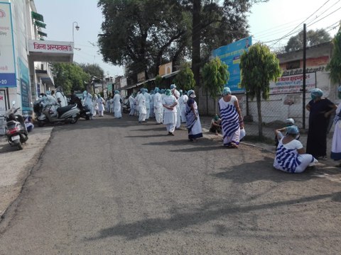 मास्क और पीपीइ किट नही मिलने पर नर्सो ने अस्पताल प्रबंधन के खिलाफ खोला मोर्चा