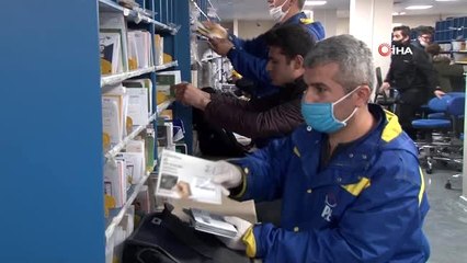 Evde başladıkları siperli maske üretimini üniversite bünyesinde sürdürüyorlar