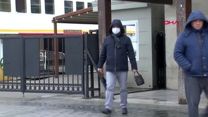 TOPLU TAŞIMA ARAÇLARINA BİNENLERE MASKE DAĞITILDI