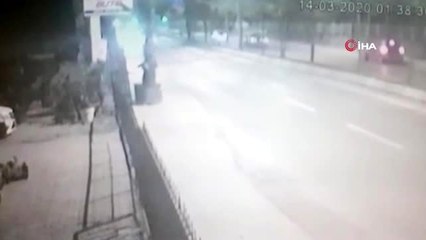 Lüks otomobilin yanıcı madde dökülerek kundaklandığı anlar kamerada