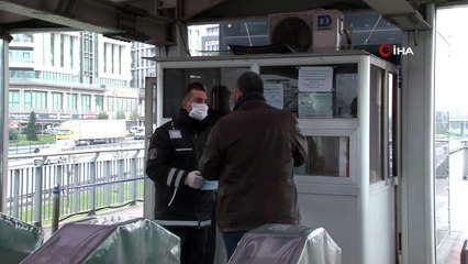 İstanbul’da toplu taşımayı kullananlara maske dağıtılıyor