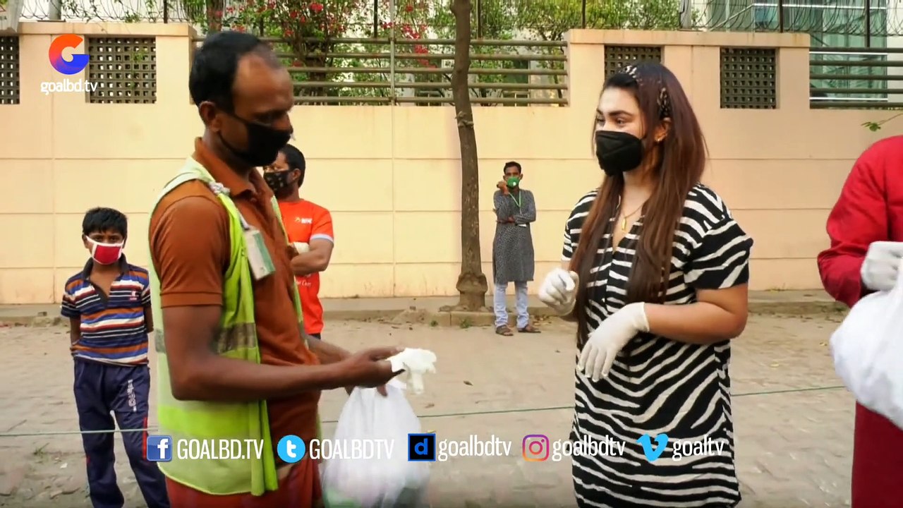 গরীব অসহায়দের সহযোগিতায় নায়িকা অপু বিশ্বাস