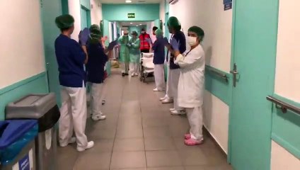 En Espagne, un patient de 93 ans guéri salué par une haie d’honneur