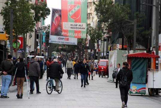 Karşıyaka Çarşısı salgına rağmen yine boş kalmadı