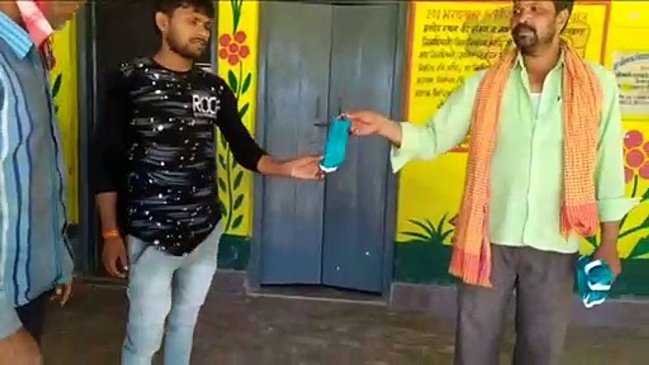 इटावा: बिना माक्स लगाए बाजार जाने वाले लोगों को समाजसेवी ने बांटे माक्स