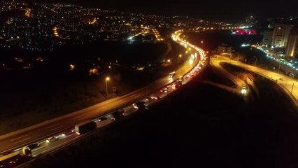 Kocaeli'de toplu taşıma araçlarını kullananlara maske dağıtılıyor
