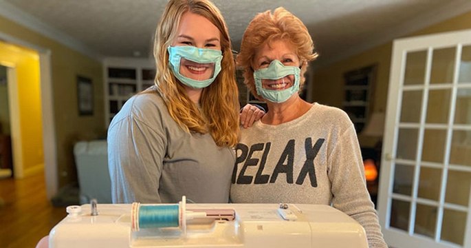 Une étudiante fabrique des masques pour les sourds et malentendants