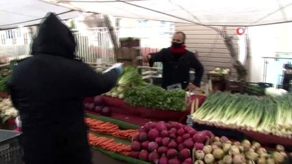 Kartal'da mahalle pazarında ateş ölçerli önlem