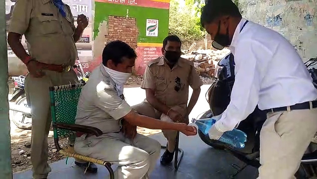 इटावा: जनता की सेवा कर रहे पुलिस कर्मचारियों को समाजसेवी ने बांटे फल