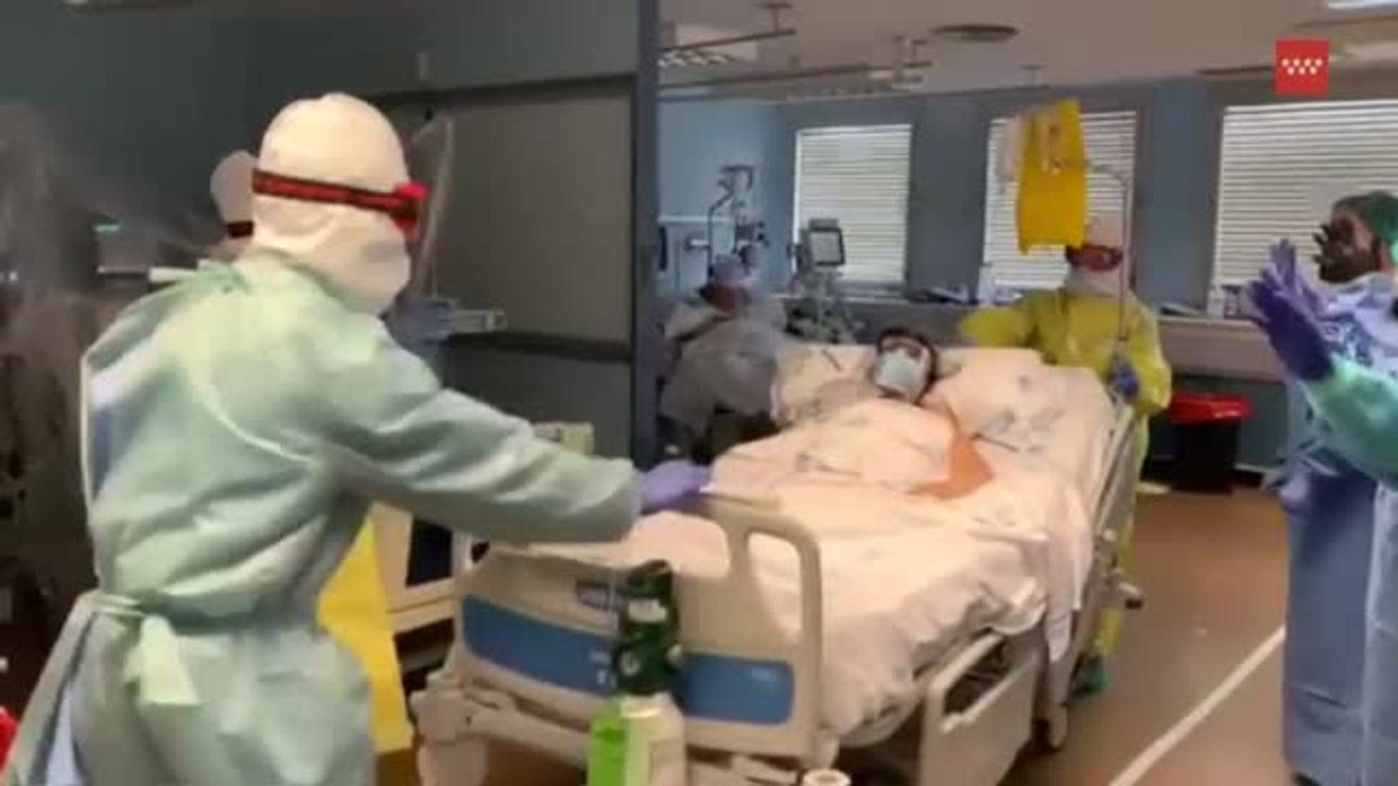Emocionante aplauso a una paciente con COVID-19 que sale de la UCI tras mejorar su estado