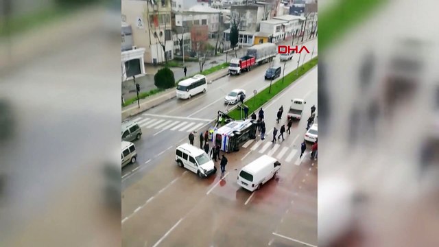 Ambulans ile hafif ticari aracın çarpıştığı kaza, kamerada