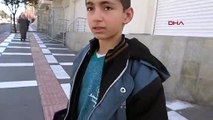 Şanlıurfada çalışan bir çocuğun 20 yaş altı için sokağa çıkma yasağını öğrendiği an