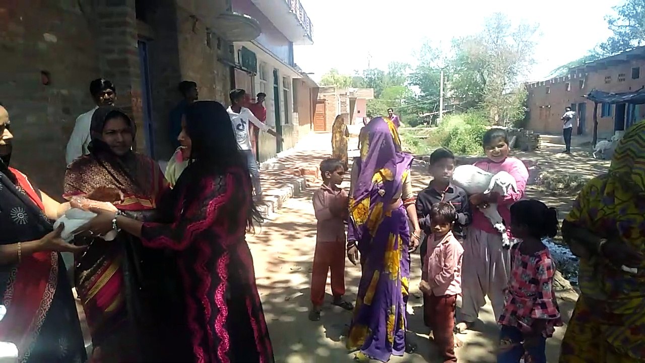 झांसी: समाजसेवियों ने मिलकर गरीबों को खाद्य सामग्री वितरित की