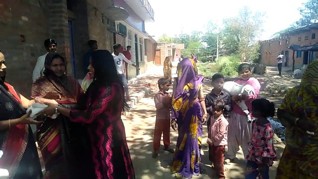 झांसी: समाजसेवियों ने मिलकर गरीबों को खाद्य सामग्री वितरित की