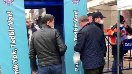 Belediye halk pazarında ücretsiz maske dağıttı