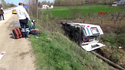 TOKAT Hasta taşıyan ambulans devrildi 4 yaralı