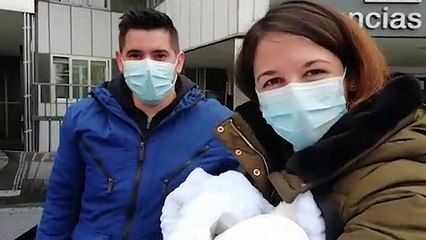 Corona-Infizierte darf ihr Baby nicht herzen