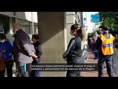 Con escaso distanciamiento social, avanza el pago a jubilados y pensionados en los bancos de la Región